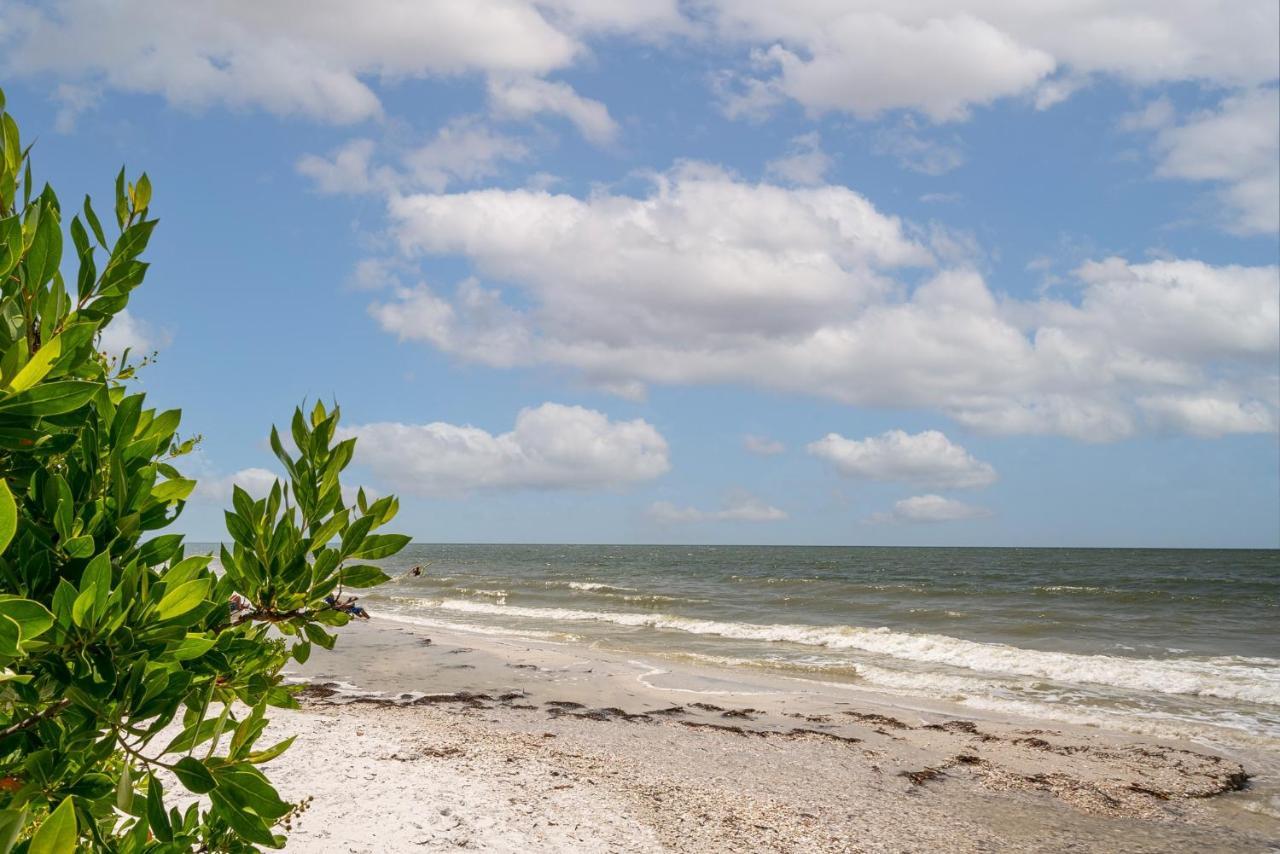 Updated Gulf Front Condo On The South End Of Fort Myers Beach! Condo Екстериор снимка